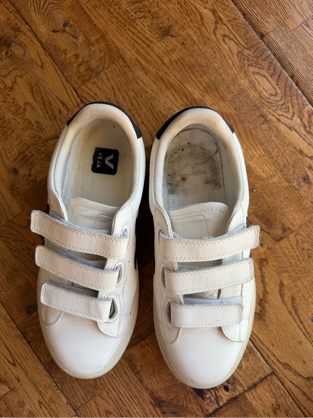 Veja Recife Sneaker in Extra White & Black - Picture 11 of 13
